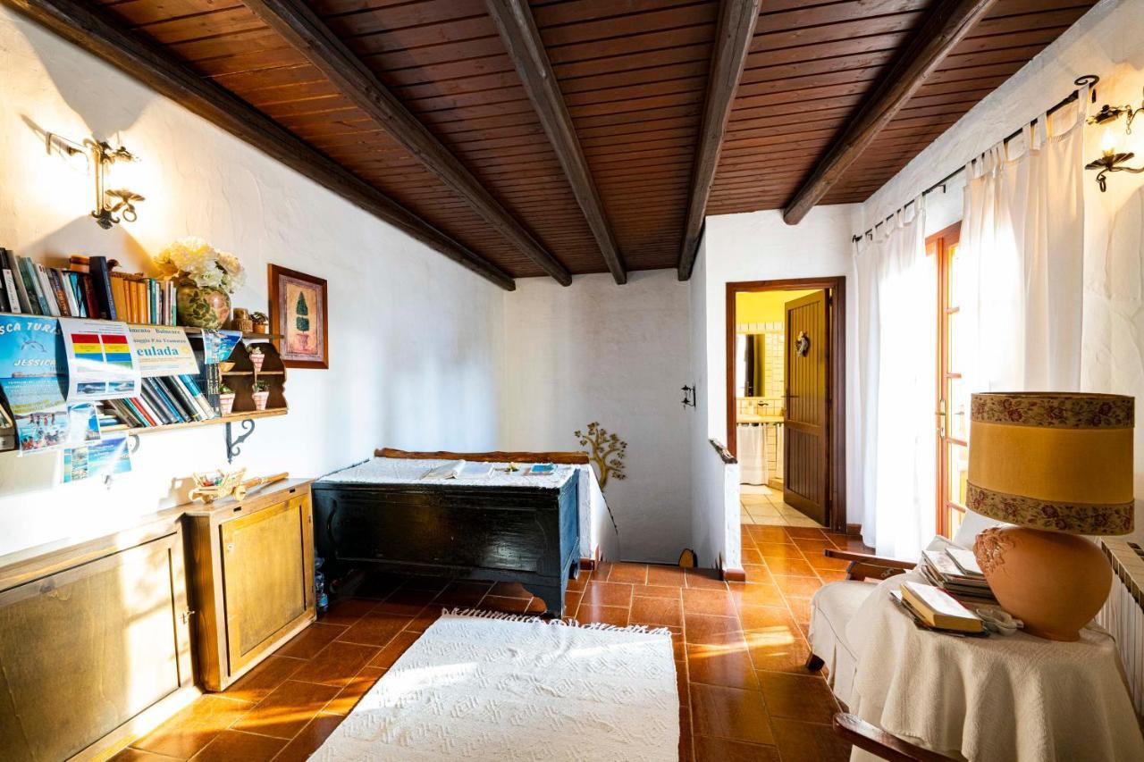 Sa Domu Sarda Suites - Bed & Breakfast Porto Columbu - Perd'E Sali ภายนอก รูปภาพ