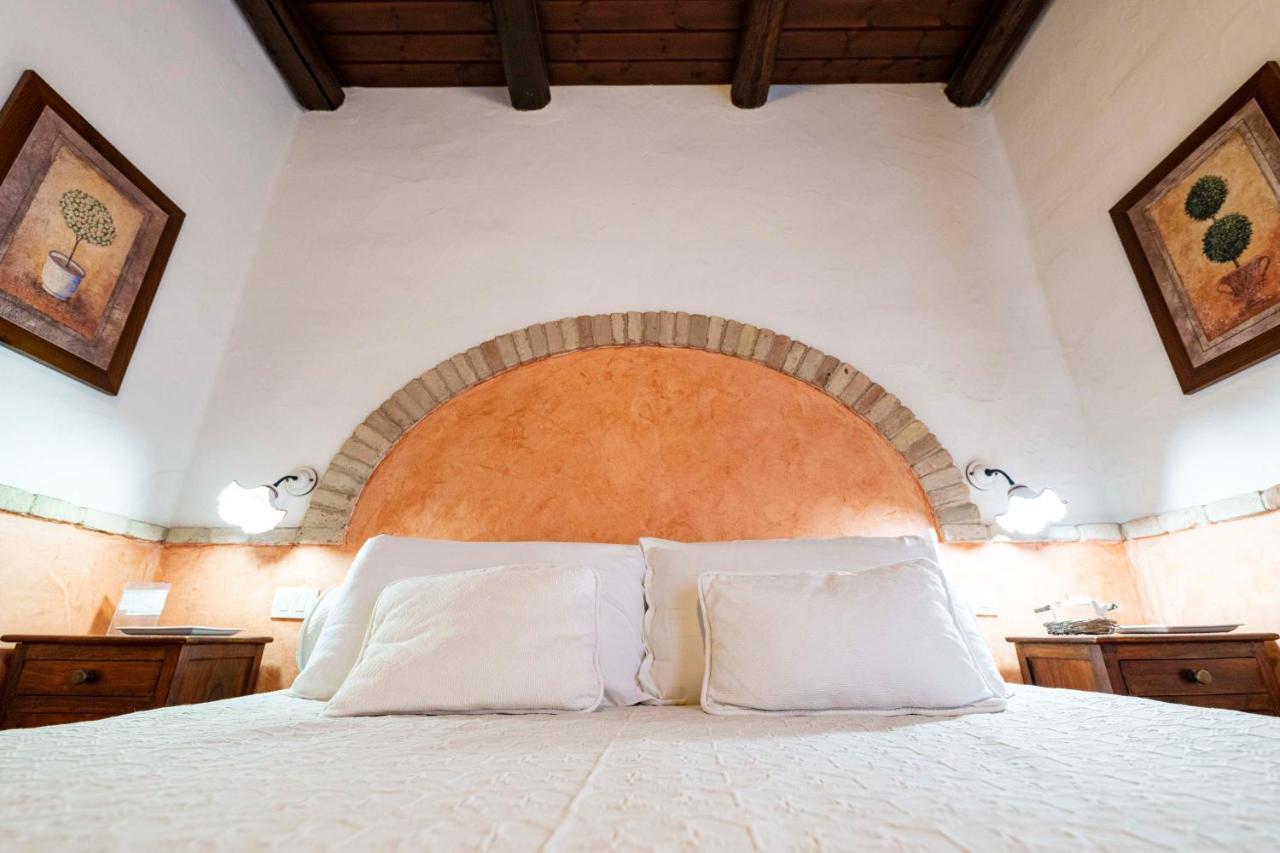 Sa Domu Sarda Suites - Bed & Breakfast Porto Columbu - Perd'E Sali ภายนอก รูปภาพ