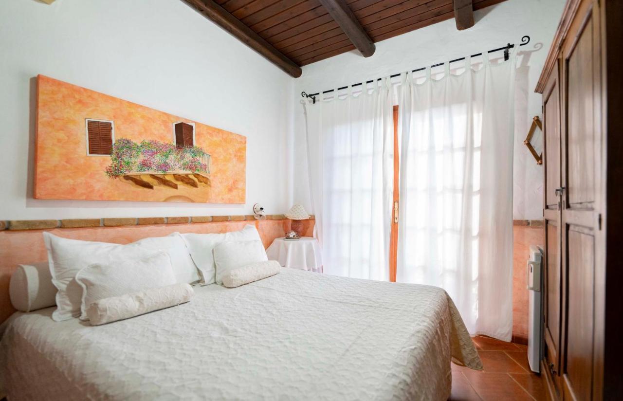 Sa Domu Sarda Suites - Bed & Breakfast Porto Columbu - Perd'E Sali ภายนอก รูปภาพ
